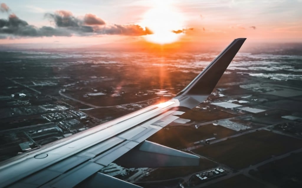 Handy vergessen zwischen den Sitzreihen eines Flugzeugs